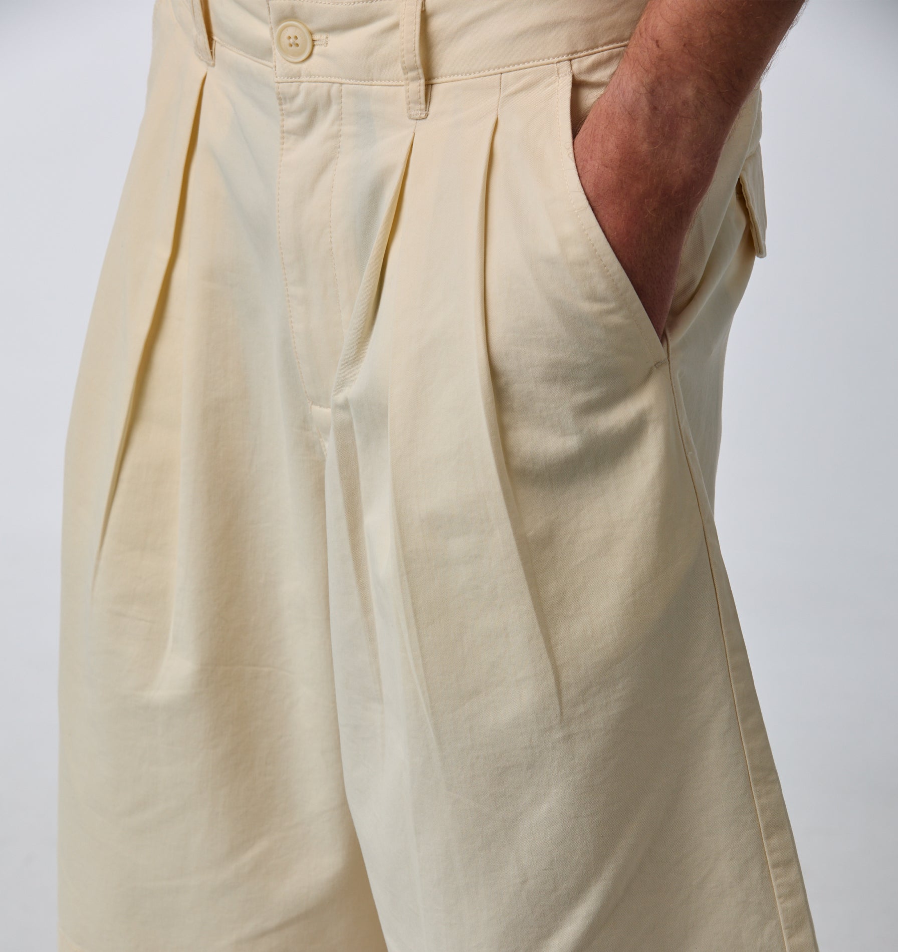 Wide Pleat Short - Ecru
